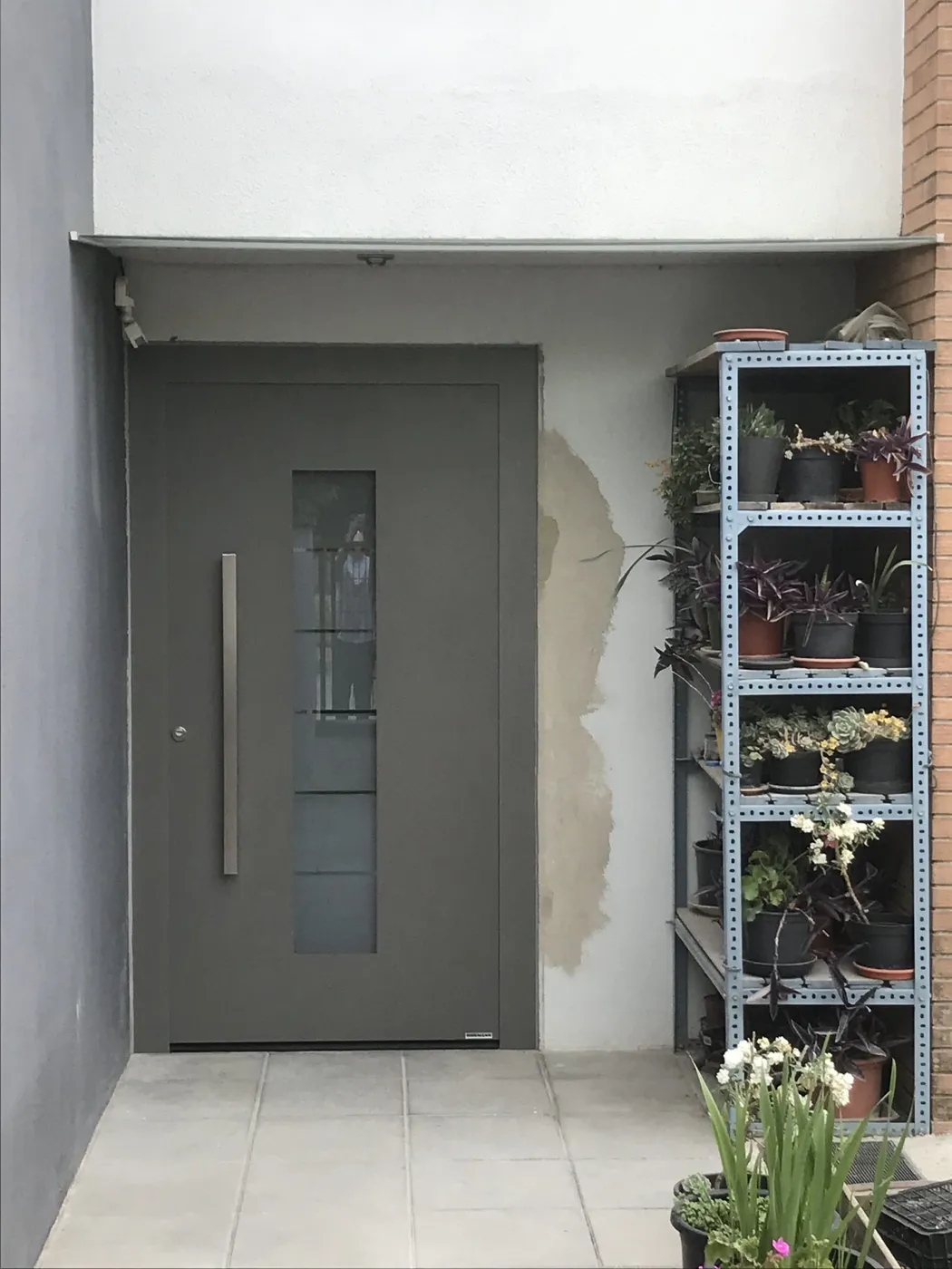 Porta d'entrada d'alumini amb seguretat instal·lada per Espais Tancats
