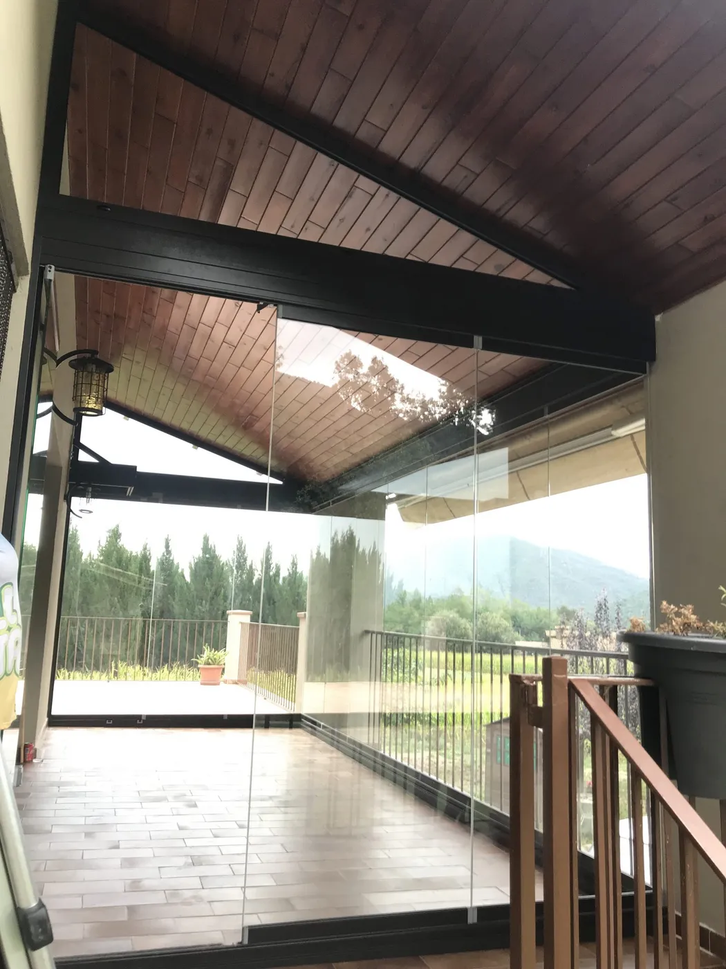 Cortina de vidre en un porxo amb vistes a la muntanya