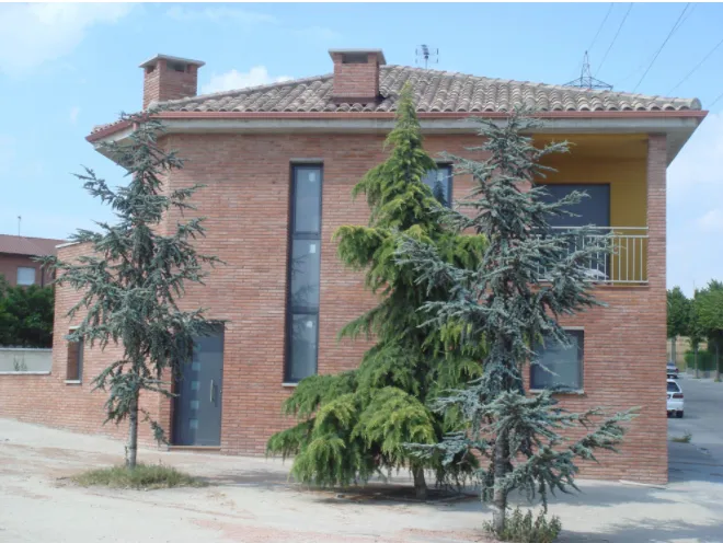 Habitatge d'obra vista amb finestres d'alumini