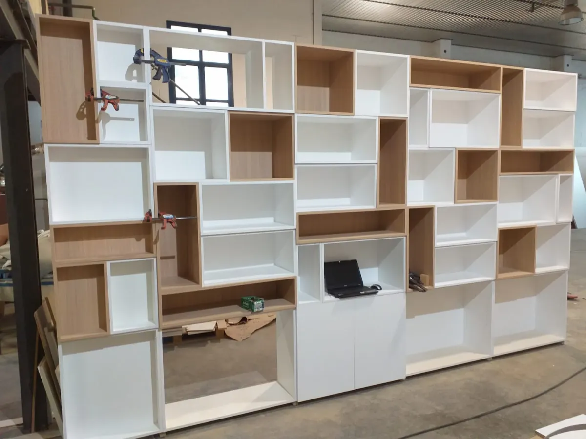 Prestatgeria modular blanca i de roure, acabada al taller