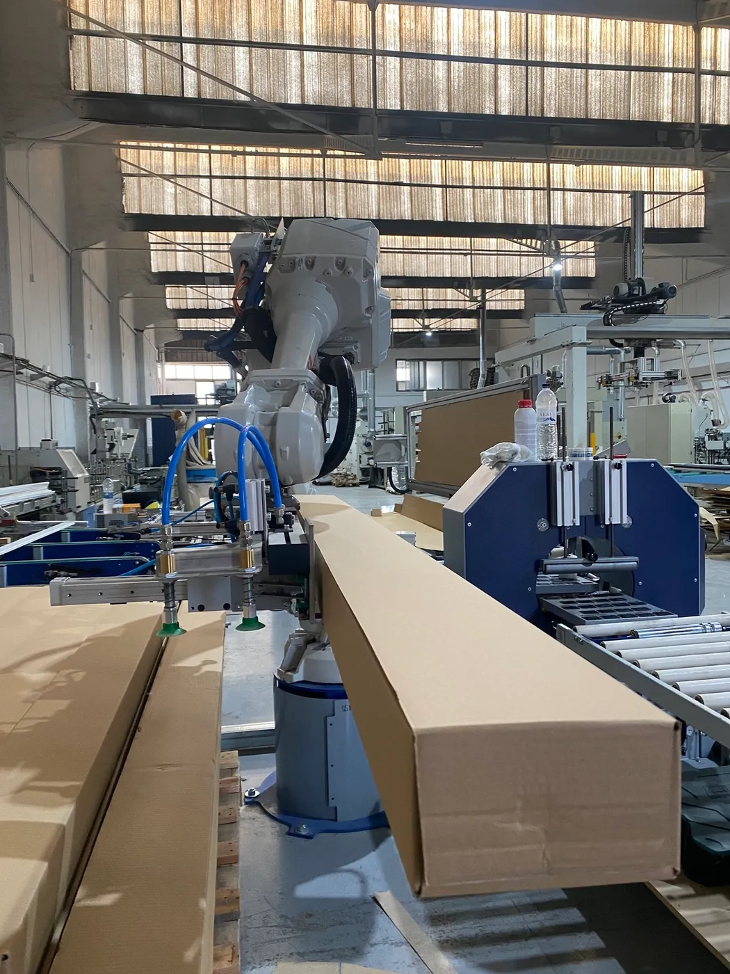 Robot manipulant perfils de fusta