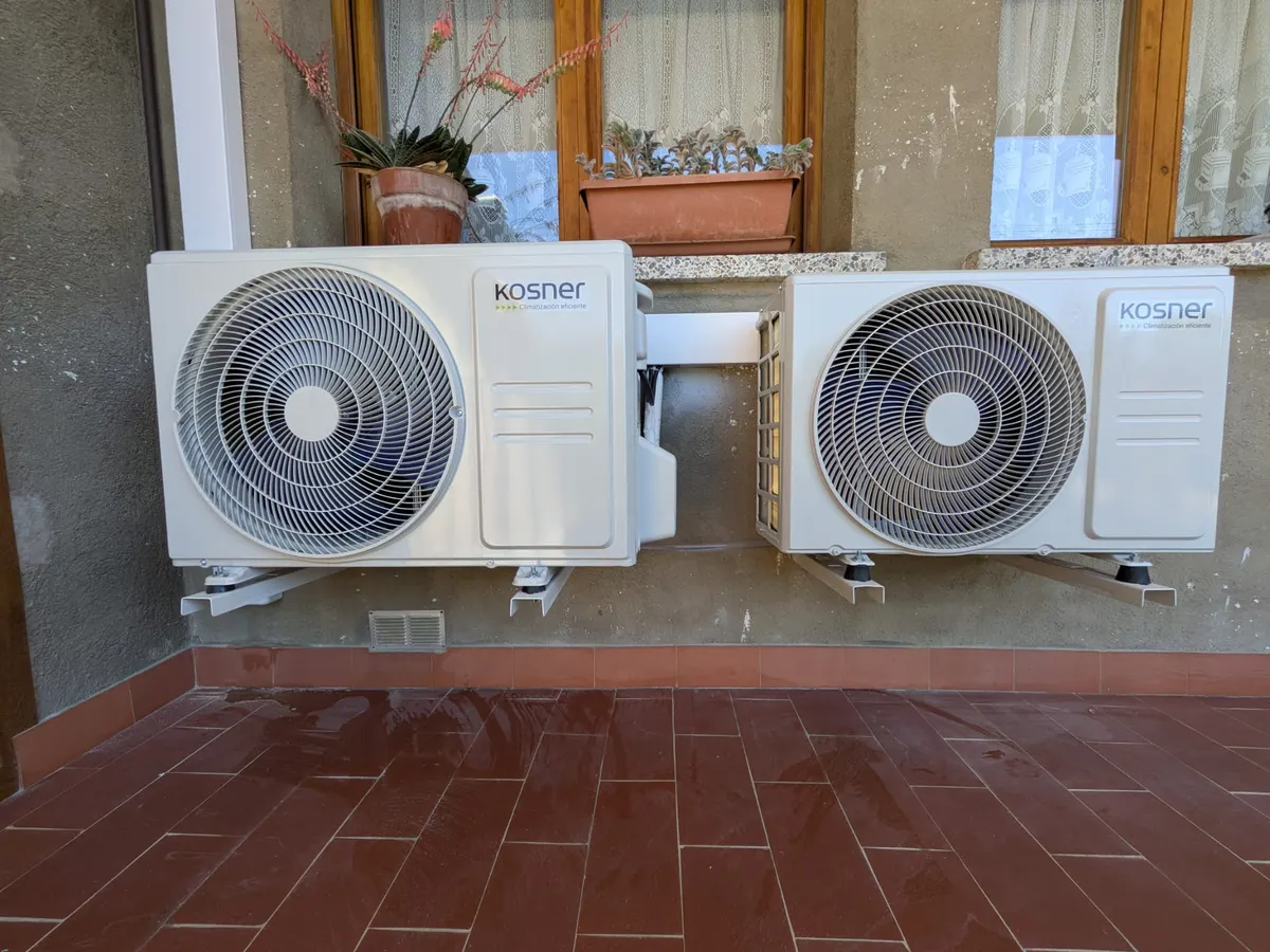 Dues unitats exteriors d'aire condicionat instal·lades en una terrassa