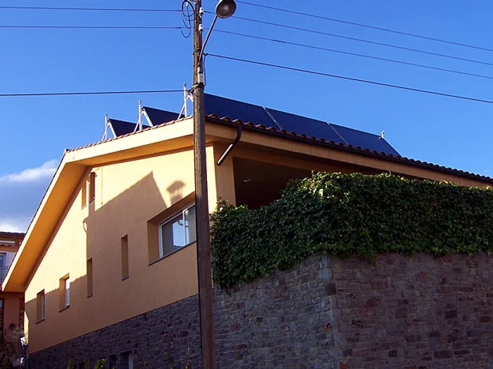 Plaques solars instal·lades a la teulada d'una casa, en una feina d'Instal Jet